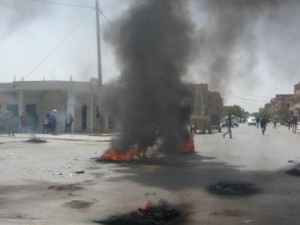 أهالي قرية سالم يغلقون طريق عمان سحاب للمطالبة ببلدية مستقلة