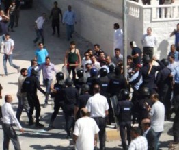 اصابات في اعتداءين على متظاهرين باربد وسحاب بينهم صحفي