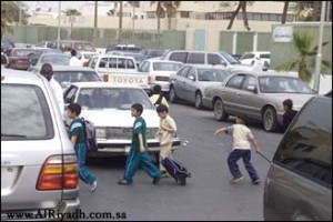 اجنبية تدهس ٣ اطفال بينهم وفاة