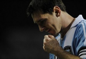 ميسي يلجأ لقمرة الطيار هربا من مضايقات ركاب الطائرة