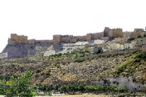 شباب المجالي يغلقون طريق الموجب الدولي ويتوعدون الحكومة بالتصعيد