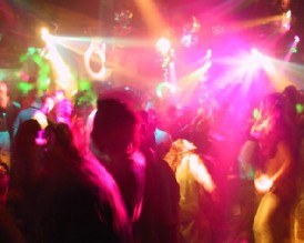 الحكومة توقف مؤقتا ترخيص النوادي الليلية والبارات