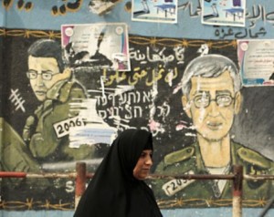 شاليط وصل مصر وبدء عملية تبادل الاسرى