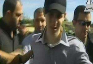 الجيش الاسرائيلي يتسلم الجندي شاليط ويؤكد انه حي يرزق