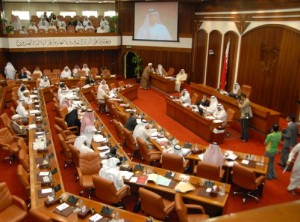 نائب بحرينية تبصق في وجه زميلها لوصفها بـ’الساقطة’