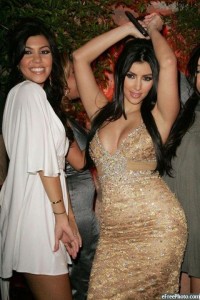 كاردشيان تحتفل بعيد ميلادها مع زوجها بالقبلات لتنفي شائعة طلاقهما