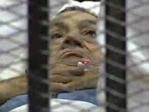 مراقبة طبية مستمرة وتكتم شديد حول حالة مبارك الصحية بعد شائعة وفاته