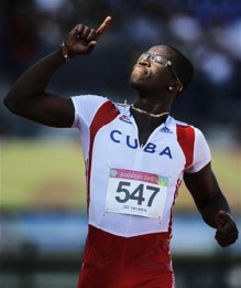 روبلز يحطم الرقم القياسي لسباق الحواجز في دورة الالعاب الامريكية