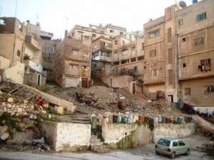 العثور على جثة أربعيني على قارعة الطريق بالوحدات