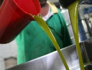 تهريب 3500 تنكة زيت زيتون غير صالحة من دولة مجاورة