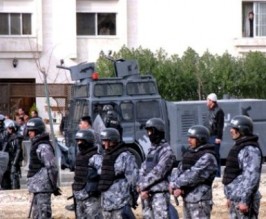 إصابات وتحطيم مركبات وتراشق بالحجارة في مشاجرة عنيفة بآل البيت