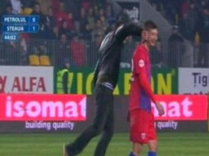 مشجع ضرب لاعباً لغضبه من ركلة جزاء - فيديو