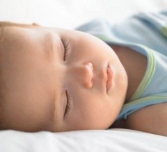 صويلح:شرطة السير تنقذ طفلة نسيّتها والدتها داخل سيارة