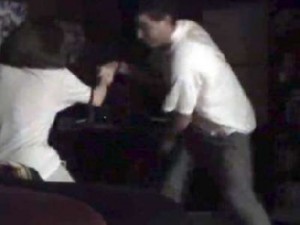 فيديو يصدم المجتمع الأمريكي لقاض يجلد ابنته القاصر بالحزام