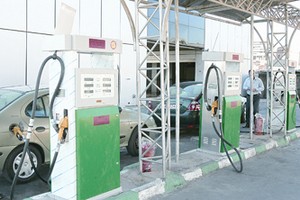 ناشطون ينامون امام الكازيات احتجاجا على اسعار المحروقات