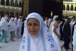 منة فضالي تثير جدلا بملابس الحج وزوار يذكرونها برقص عيد الميلاد