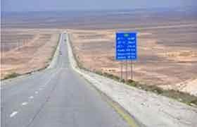 المئات من أهالي رحاب يغلقون طريق المفرق