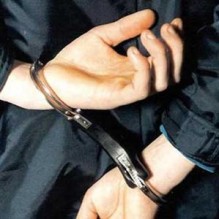 القبض على مطلوب طعن شرطي برقبته في اربد