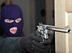 إصابة مواطن تعثر على درج منزله خوفاً من إطلاق نار