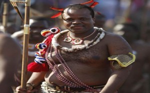 ملك سوازيلاند له 13 زوجة ويقيم احتفالات تحييها عذارى عاريات الصدر