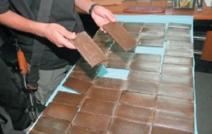 فرار مهربين حاولوا إدخال 700 تربة حشيش إلى المملكة