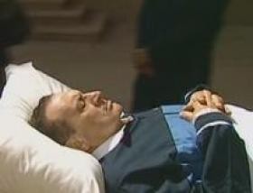 طبيب يحاول اغتيال مبارك في المستشفى