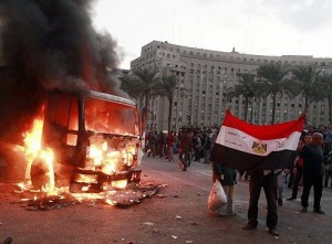 كر وفر بين الشرطة ومتظاهرين بميدان التحرير