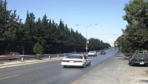 عشائر الرحاحلة تغلق طريق السلط-عمان احتجاجا على وفاة ولدهم اثناء مطاردة الامن  له(صور)