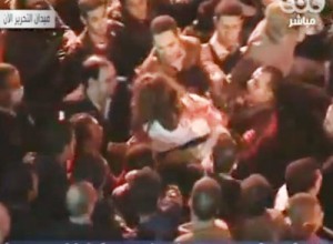 ضرب المتعرية علياء المهدي وسط ميدان التحرير -فيديو