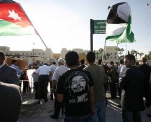 اعتصام أمام سفارة واشنطن يؤيد الأسد ويهاجم الإخوان