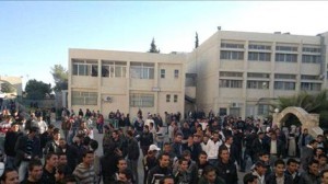 طلبة الطفيلة يواصلون اعتصامهم ... ويطالبون برحيل رئيسهم