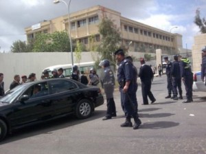 توتر شديد بالبلقاء التطبيقية :اشتباكات عنيفة واطلاق نار واتجاه لتعليق الدوام