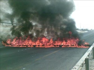 بعد توقيف 25 من أبنائها وبحوزتهم مسروقات وأسلحة.. احتجاجات واغلاقات في "الجفر"