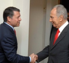 الملك يشدد على ضرورة وقف إسرائيل للإجراءات الأحادية الجانب في لقاء بيريز