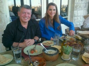 الملك والملكة تناولا طعام الغداء في شارع الرينبو