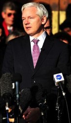 اسانج يحذر مستخدمي الهواتف الذكية و (Gmail) و (Skype) : "أنتم في مأزق"..