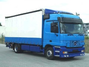 إصابتان بحريق شاحنة محملة بعلب شاورما بلاستيكية