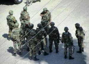 الجنود السوريين يعتدون على السائقين الاردنيين بالضرب والشتم .. ومطالبات بتحرك الخارجية