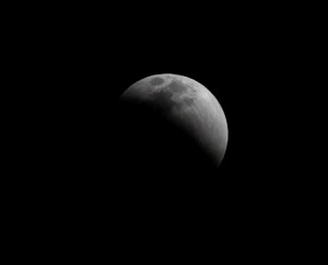 خسوف لقمر الأردن وإشارة لتلوث الغلاف الغازي