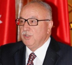 الحكومة تدرس توسعة وإعادة تأهيل طريق العمري