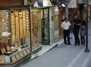 ضغوط تنازلية تهبط بأسعار الذهب إلى أدنى مستوياته في 3 أشهر