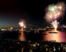 العالم يستقبل العام 2012