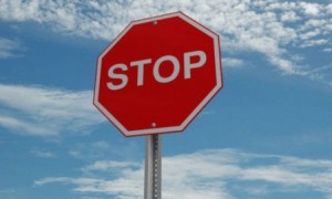 القبض على ممتهن سرقة شواخص مرورية بالعقبة