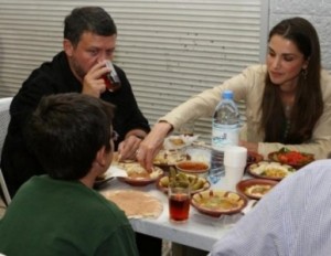 الملك والملكة وولي العهد في مطعم ابو جبارة