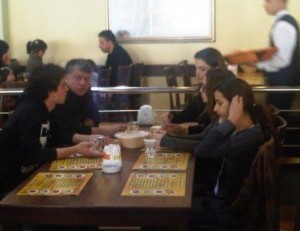 الملك والملكة وولي العهد يتناولون الغداء في مطعم ابو جبارة  "شاهدوا الفيديو"