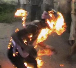 مواطن يحرق نفسه وسط عمّان