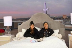 قس وزوجته يروجان للعلاقة الحميمة بسرير فوق سطح كنيسة