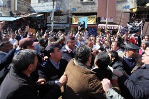 مشاجرات جماعية كبيرة بين مسيرتين في وسط البلد