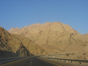 سيارة تدهس شرطيا على مدخل العقبة وراكباها يهربان للجبال