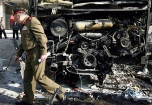 مقتل 14 شخصا واصابة العشرات في تفجير حافلة تقل موقوفين شمال سورية